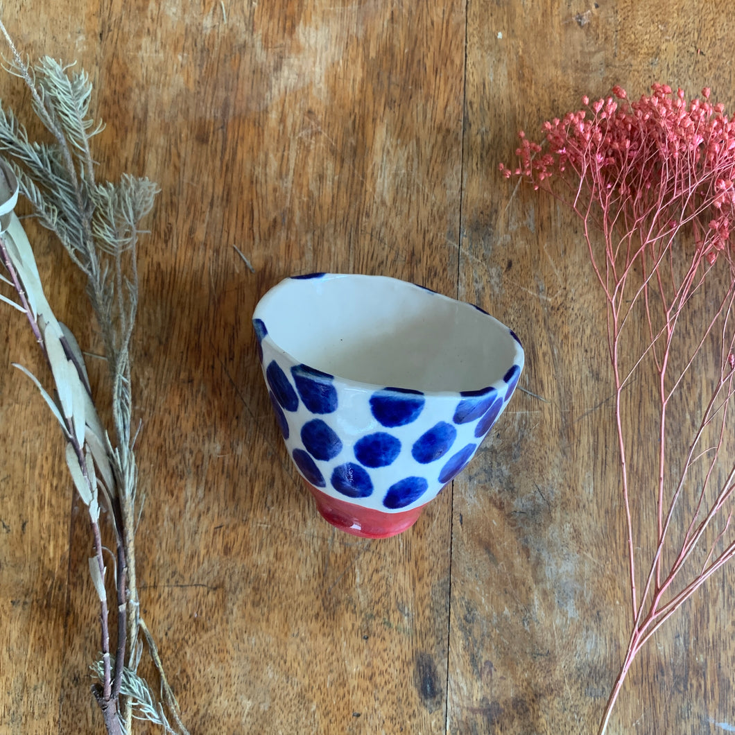 duo de tazas de café azul y rojo