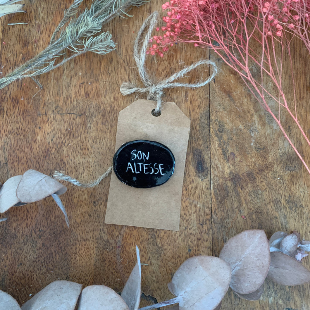 broche message son altesse